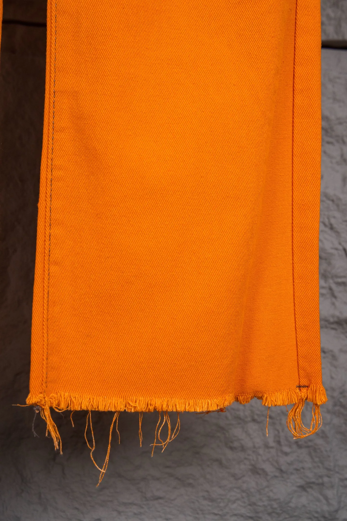 P260 top version Chrome Hearts Orange Cow King patch leather flared jeans 🌞It can be called the most summery style of Chrome Hearts. The vibrant orange is the unique and passionate color of summer. Wearing it, it seems to bring sunshine and dazzling dazzling.  These pants are modified based on Levi's genuine American-made 90 second-hand soleplates, and the quality is guaranteed. The sterling silver hardware accessories are full of texture and reflect fine light as the body moves, giving it a high-end feel. The lambskin leather craftsmanship is exquisite, the soft leather collides with the tough denim, and the design is full of sense.  The bell-bottom style is retro and fashionable. It not only modifies the shape of the legs, but also makes you walk with wind and full aura. Whether paired with a simple white T-shirt or a personalized short top, you can easily create an exclusive trendy look.  🔶The unique orange color stands out among the crowd of jeans and easily becomes the focus of your outfit.  Size covers M-XXL (corresponding to sizes 30-36),